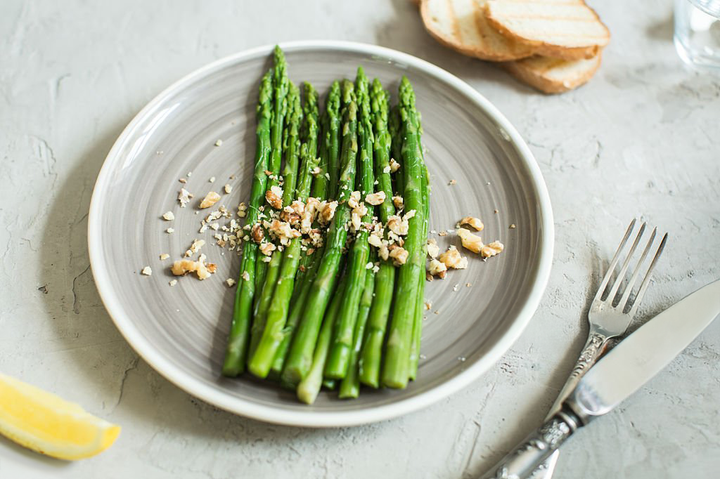 Salade d’asperges marinées avec un goût d’umami