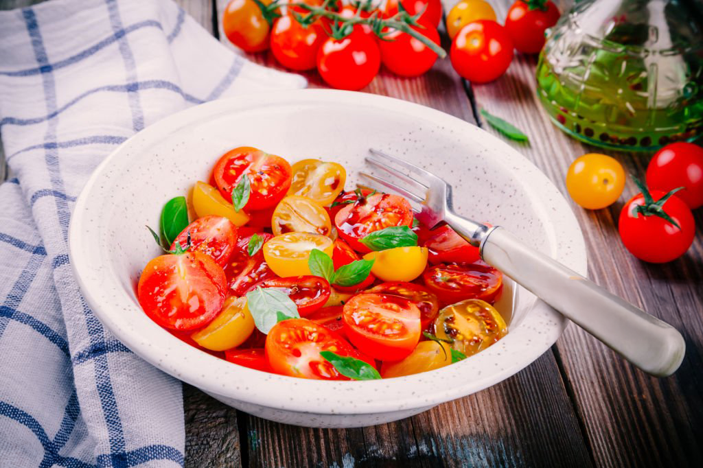 Salade de tomates à la vinaigrette au basilic