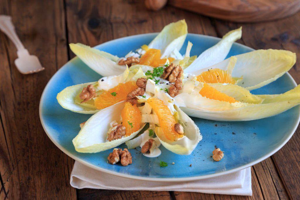 Salade d’endives, oranges, menthe et vinaigrette asiatique